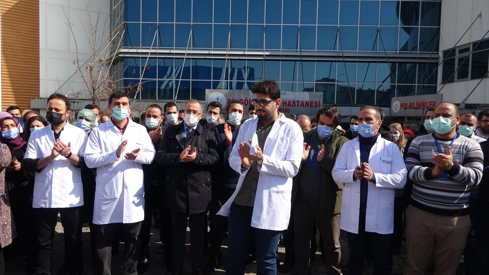 Bir saldırı da Bingöl'de! İki kişi doktoru darbetti