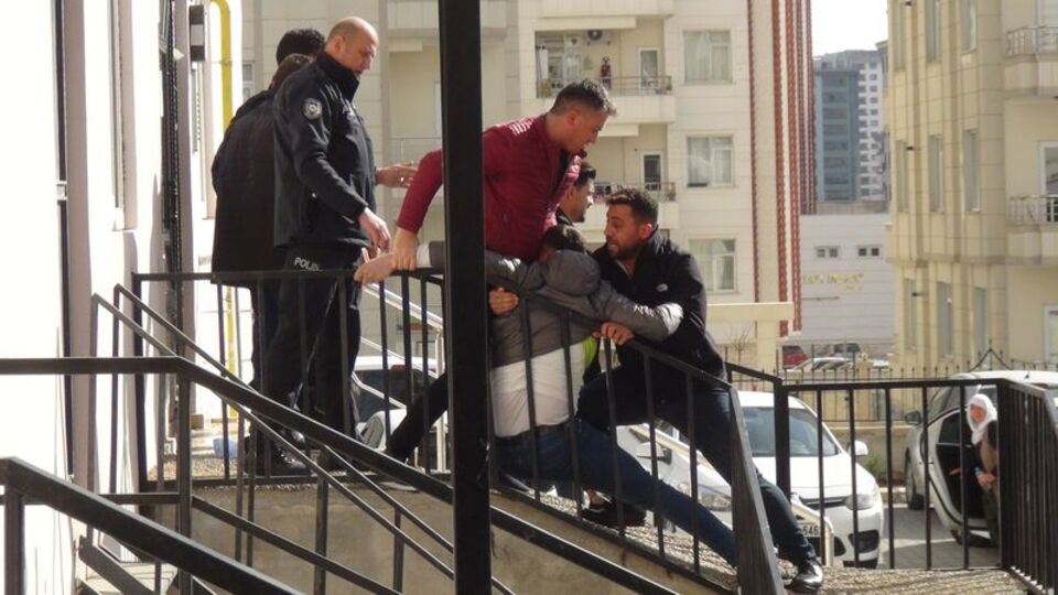 Evlat vahşeti: Anne babasına kurşun yağdırdı