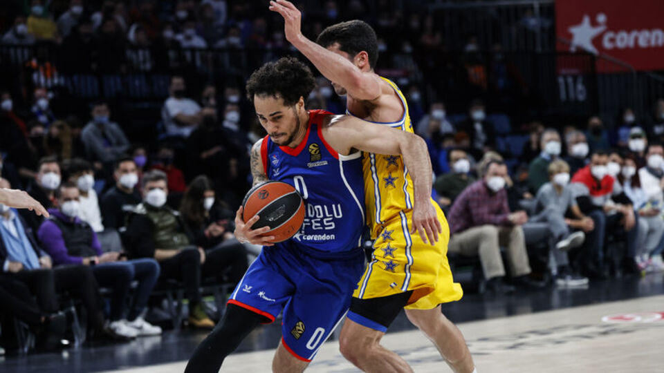 Anadolu Efes, Maccabi'ye fark attı