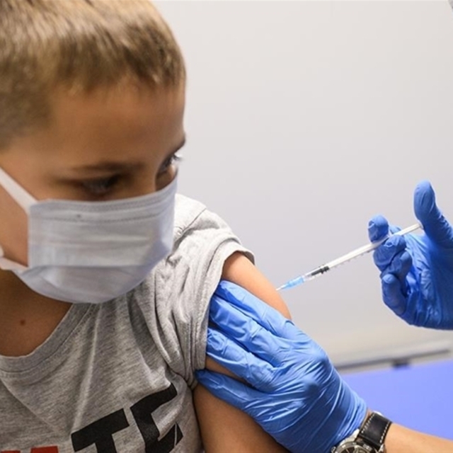 EMA, Pfizer-BioNTech aşısının takviye dozunu 12 yaş üzeri için tavsiye etti