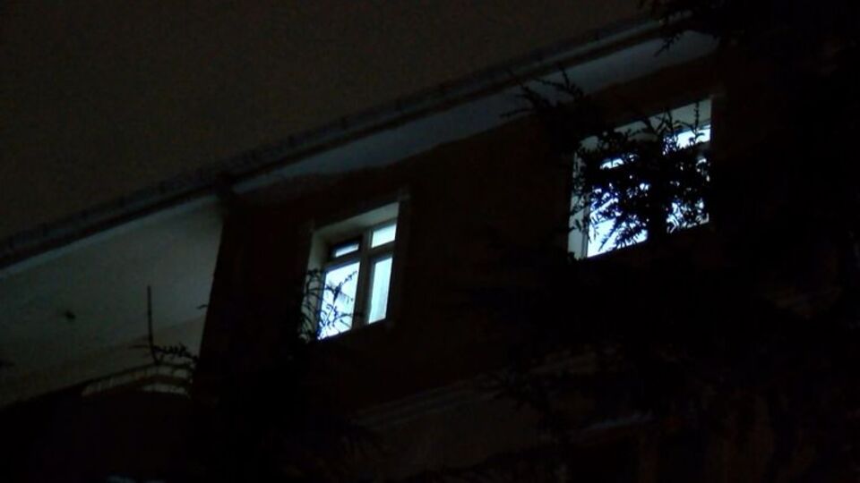 Babasını öldürüp, balkondan atladı