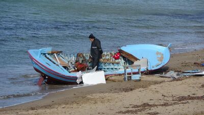 Teknesi karaya vurdu, 4 gündür kayıp