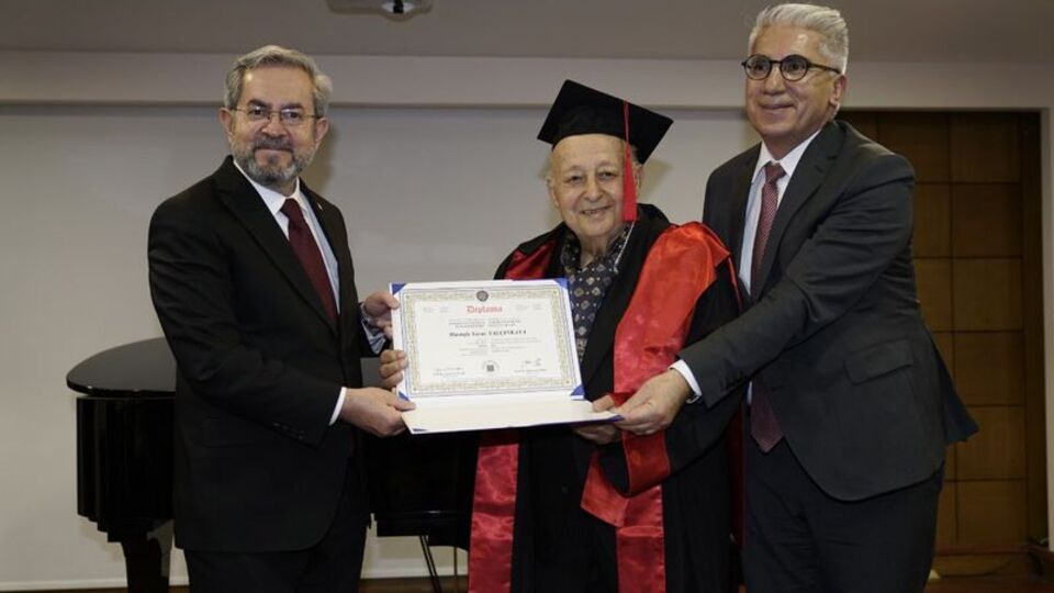 60 yıl ara verdiği hukuk fakültesinden mezun oldu