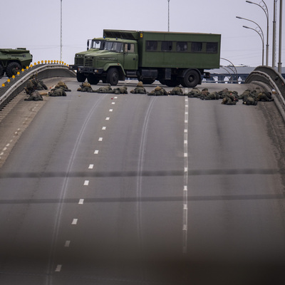Rus güçlerinin müdahalesine karşı köprüde konuşlandılar!