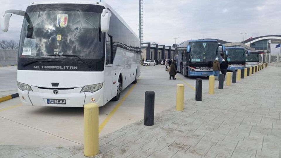 Ukrayna'dan tahliye edilen ilk kafile Türkiye'de