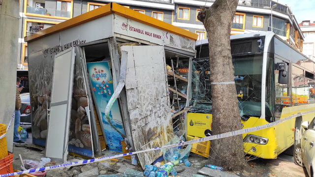 İETT otobüsü Halk Ekmek büfesine çarptı