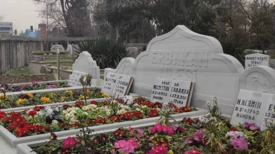 Merhum başbakan Erbakan kabri başında anıldı