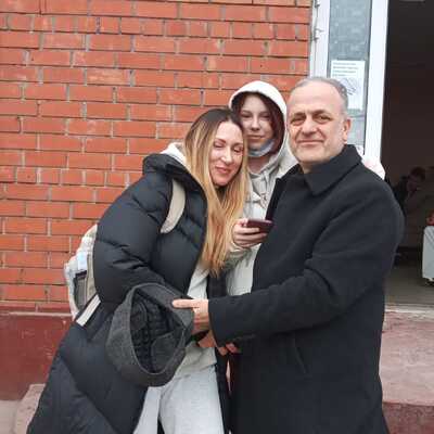 Ukrayna'ya gidip mahsur kalan eşi ve kızını kurtardı!