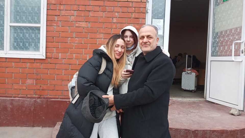 Ukrayna'ya gidip mahsur kalan eşi ve kızını kurtardı!