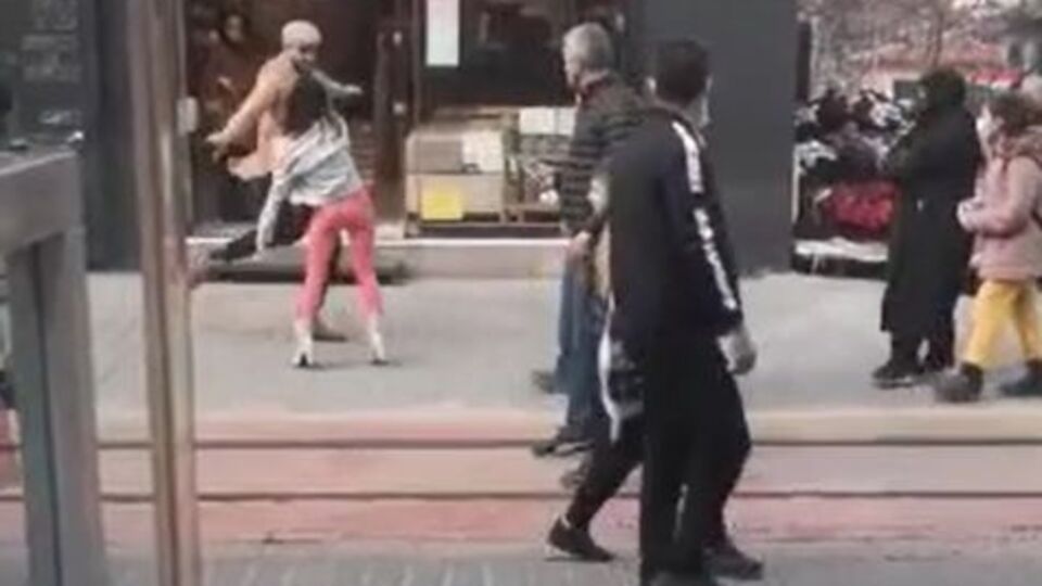 O anlar kamerada! Kadına korkunç tekme!