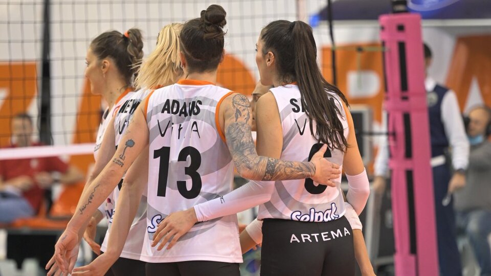 Eczacıbaşı Dynavit finalde!