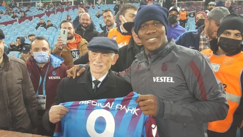 83 yaşındaki taraftarın özel anı!