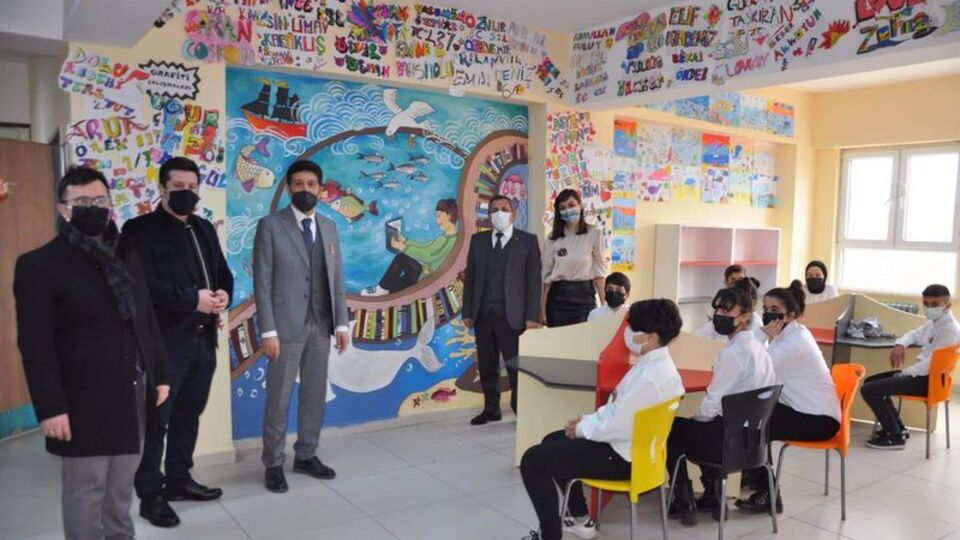 Ortaokula atıklardan kütüphane