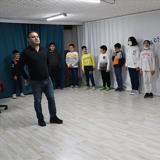 Batmanlı çocuklar İngilizce'yi eğlenerek öğreniyor