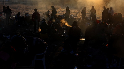 Ukrayna'dan ayrılmak isteyen göçmenler ayrımcılığa uğruyor