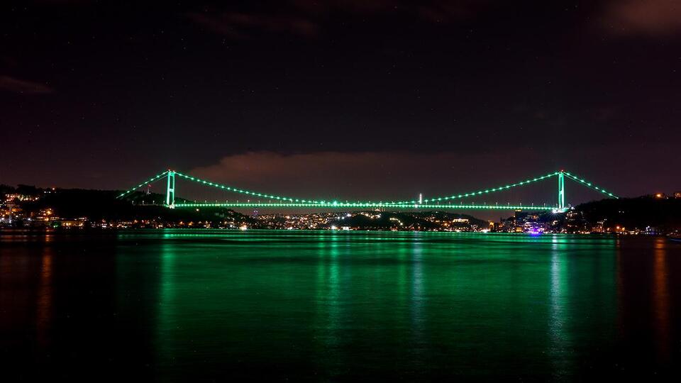 FSM Köprüsü Yeşilay Haftası için yeşile büründü