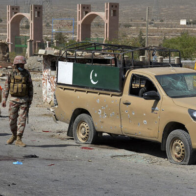 Pakistan'da camiye bombalı saldırı: Ölü ve yaralılar var