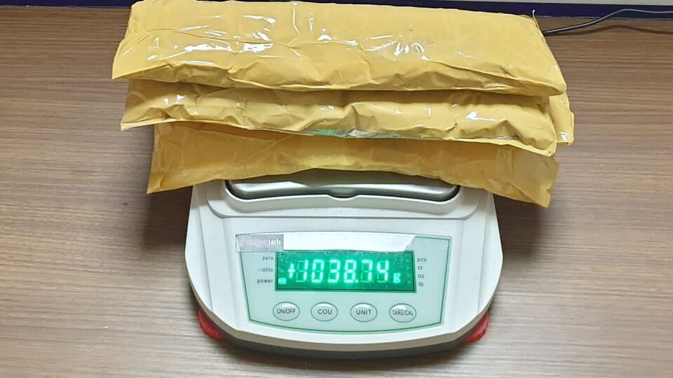 Havalimanında vücuduna sarılı uyuşturucuyla yakalandı!