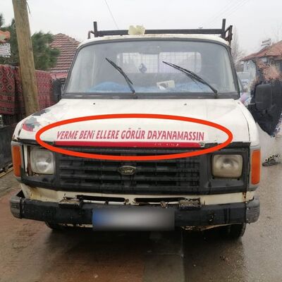 Hırsızların aracının önündeki yazı yakalattı! İhtilafa düşmüşler