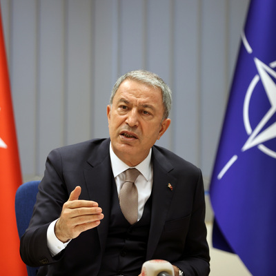 Bakan Akar: İki tahliye uçağımız bekliyor