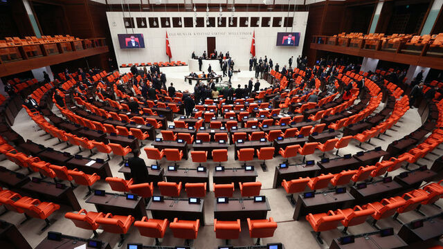 Meclis'te CHP ve MHP'li vekiller yumruklaştı