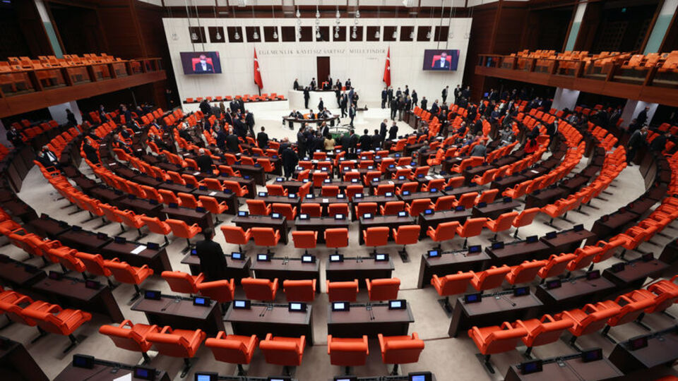 Meclis'te CHP ve MHP'li vekiller yumruklaştı