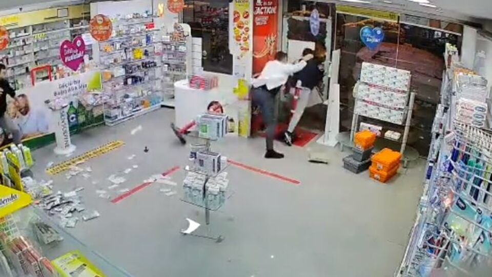 Bıçaklı soyguncuyu etkisiz hale getiren eczacı: Şaka zannettim