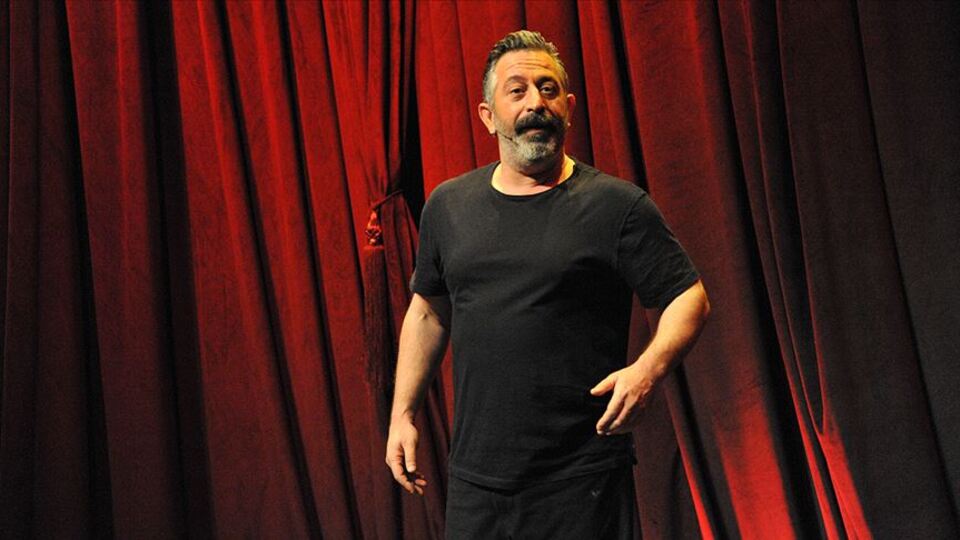 Cem Yılmaz'dan akaryakıt zammına esprili gönderme