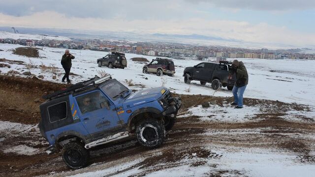 Kadınlardan Palandöken'in eteklerinde 'off-road' gösterisi