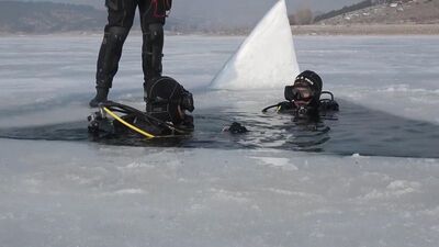 Buzu kırıp daldıkları gölde 'Kadınlar Günü' mesajı verdiler