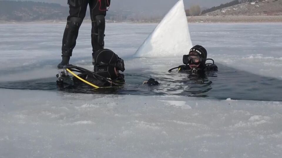 Buzu kırıp daldıkları gölde 'Kadınlar Günü' mesajı verdiler