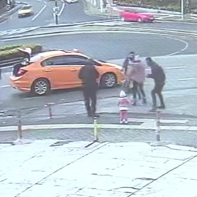 Taksici yolcunun başına şişeyle vurdu!