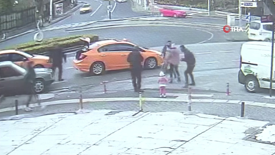 Taksici yolcunun başına şişeyle vurdu!