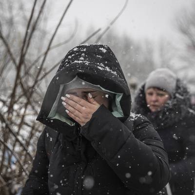Kahreden kareler! Tahliyeler kar yağışı altında sürüyor