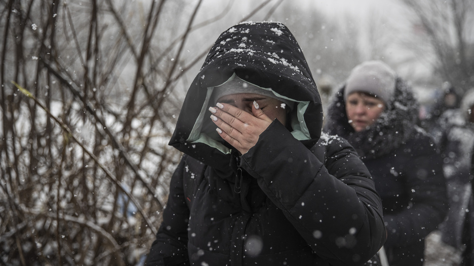 Kahreden kareler! Tahliyeler kar yağışı altında sürüyor