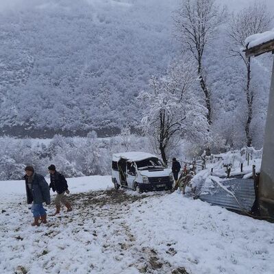 Öğrenci servisi takla attı: İkizlerden acı haber