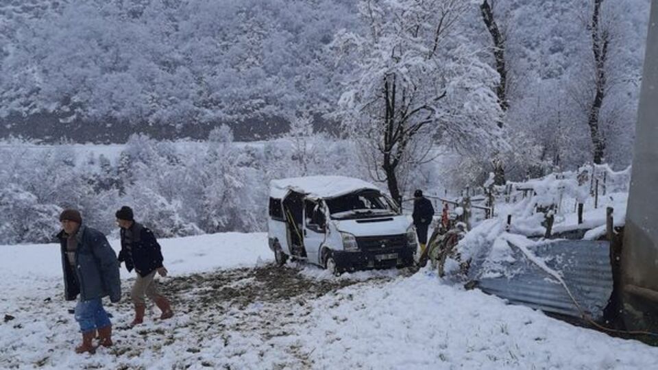 Öğrenci servisi takla attı: İkizlerden acı haber