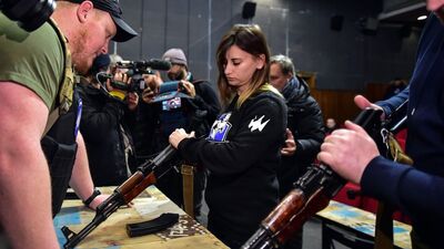 Sinema salonunda kalaşnikof eğitimi!