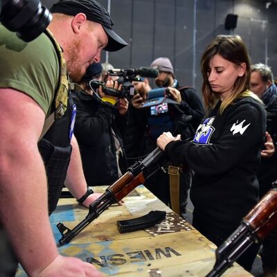 Sinema salonunda kalaşnikof eğitimi!