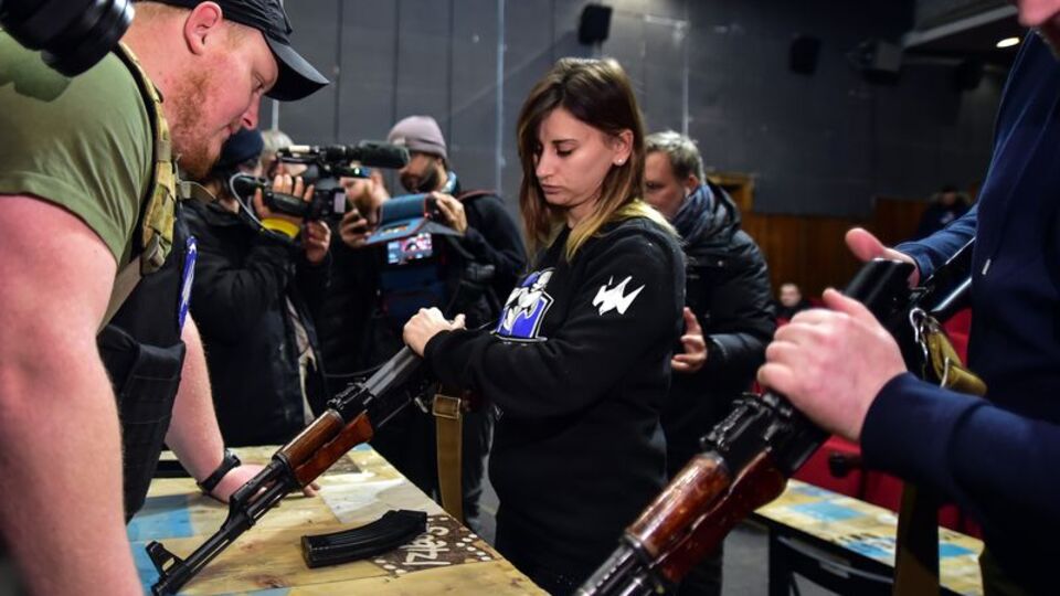 Sinema salonunda kalaşnikof eğitimi!