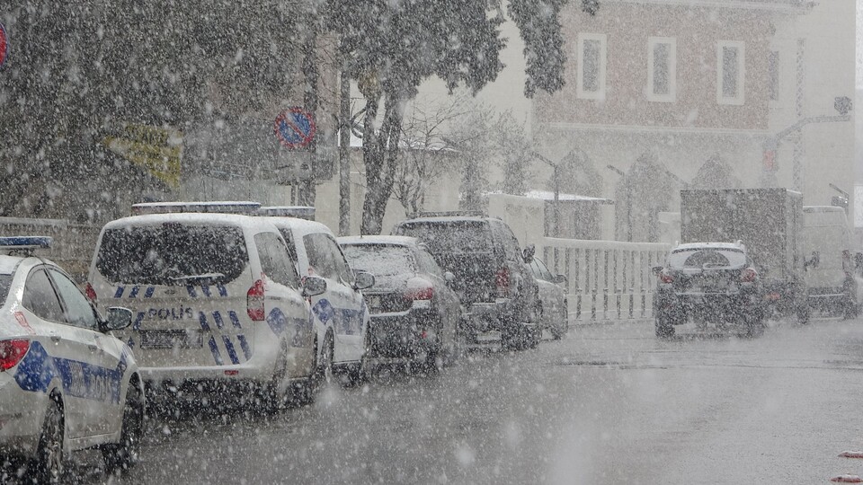 İstanbul'da kar yağışı trafiği etkiledi!