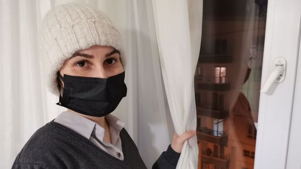 Yüzüne kimyasal madde attı, ev hapsi kaldırıldı!