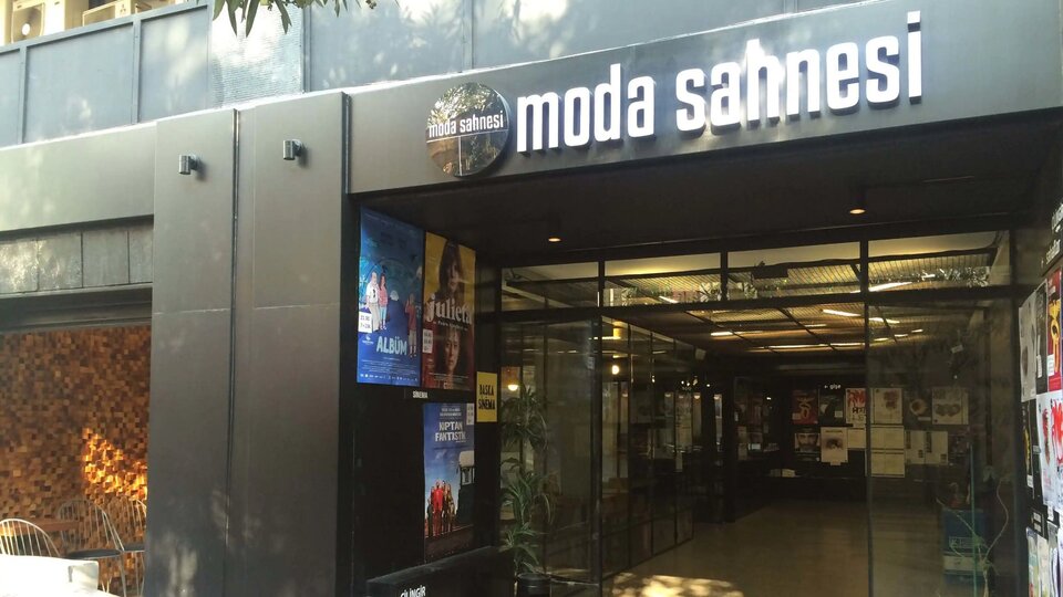 Moda Sahnesi karardı