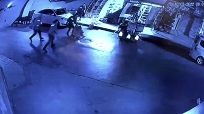 Yolda yürüdüğü kız arkadaşını silahla rehin aldı!