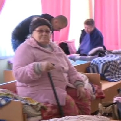 Yakınlarına ulaşılamayan yaşlılar anaokulunda bekliyor!