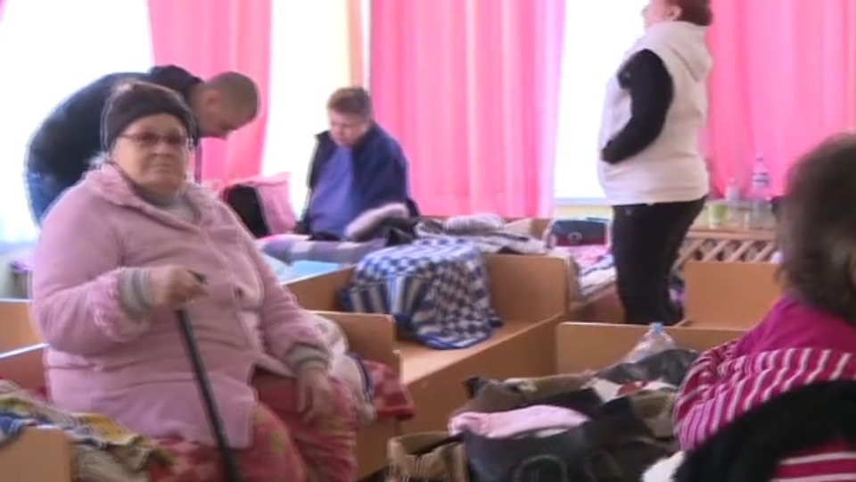 Yakınlarına ulaşılamayan yaşlılar anaokulunda bekliyor!