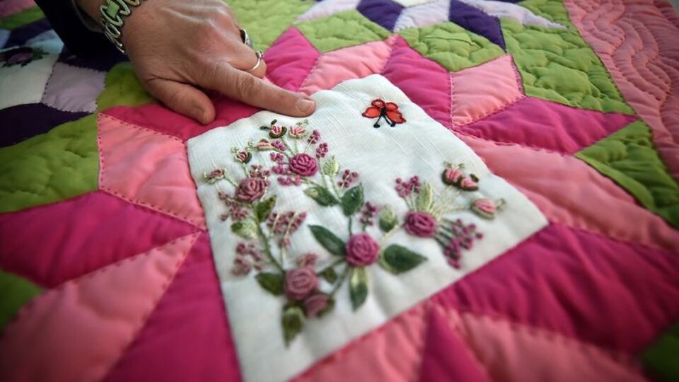 Eski iplik ve kumaşlarla tasarlandı