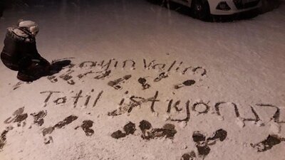 Vali kayıtsız kalmadı! Öğrenciler karlı zemine 'Tatil istiyoruz' yazınca...