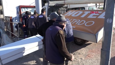 Rüzgar faciası! Üzerine 10 metrelik tabela düştü