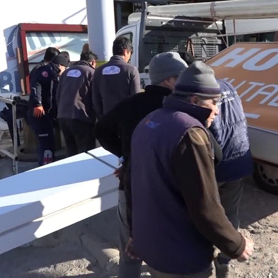 Rüzgar faciası! Üzerine 10 metrelik tabela düştü